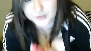 Черноволосая курва Missnerdydirty ласкает бритые дырки