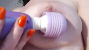 Изысканная сучка Passiongoddes69 теребит сосочки и трахает пизду