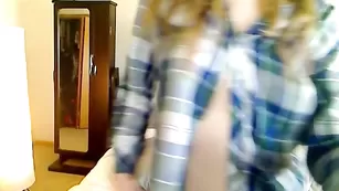 Зажигательная бабенка Hot4u2see теребит сочную пизденочку