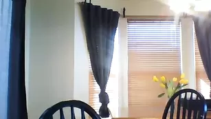 Классная блондинка Rosiedrm ласкает сиськи