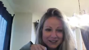 Классная блондинка Rosiedrm ласкает сиськи