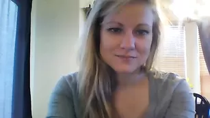 Классная блондинка Rosiedrm ласкает сиськи