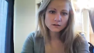 Классная блондинка Rosiedrm ласкает сиськи