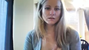 Классная блондинка Rosiedrm ласкает сиськи