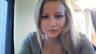 Классная блондинка Rosiedrm ласкает сиськи