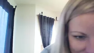 Классная блондинка Rosiedrm ласкает сиськи