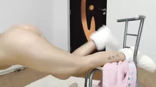 Солидная сука Lonelyst4r трахает попку пальчиком