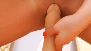 Строптивая блонда Livegoddess скачет на секс игрушке