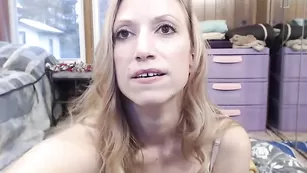 Порочная стерва Wynfreya жестко дрочит жопу