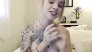 Татуированная красотка Babyjas дрочит секс игрушкой