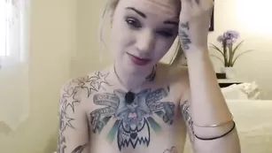 Татуированная красотка Babyjas дрочит секс игрушкой