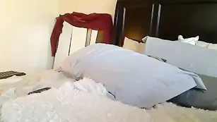 Изысканная стерва Hot4u2see мастурбирует киску секс игрушкой