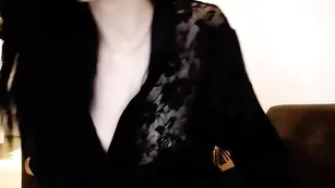 Красивая модель Evelyne92 нежно дрочит пизду