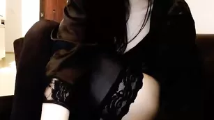 Красивая модель Evelyne92 нежно дрочит пизду