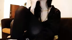 Красивая модель Evelyne92 нежно дрочит пизду