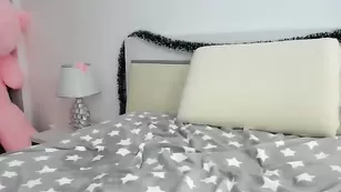 Ажурная куколка Sexxylorry ласкает половые губки