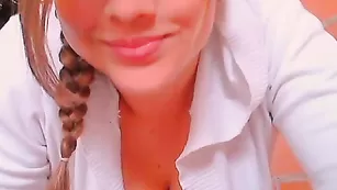 Озорная соска Xxhotcum соблазняет большой жопой