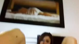 Сочная брюнетка Dina_10 ласкает бритую киску