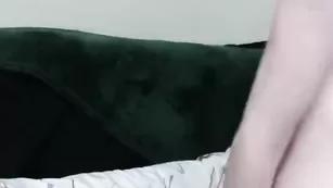 Симпатичная сука Jaidyn жарко мастурбирует пизду