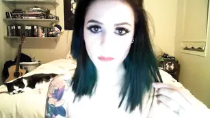 Изысканная курва Warriorqueenn ласкает красивые сиськи