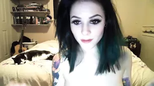 Изысканная курва Warriorqueenn ласкает красивые сиськи