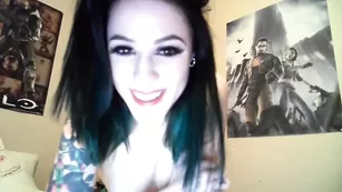 Изысканная курва Warriorqueenn ласкает красивые сиськи