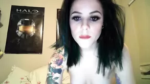 Изысканная курва Warriorqueenn ласкает красивые сиськи