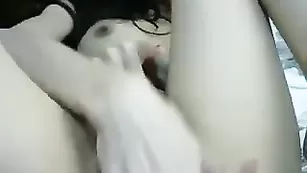 Пикантная шлюха Cutest_asian массирует киску