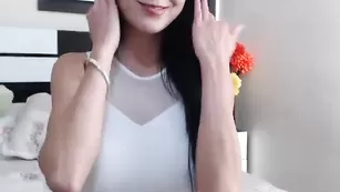 Деваха Saritabelle сосет и дрочит пенис