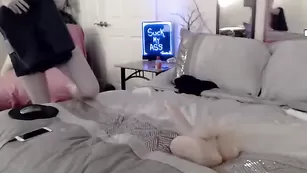 Очкастая сучка Nikoleknight мастурбирует бритую пизду