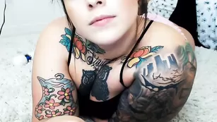 Татуированная красотка Sugarbooty вертит большой жопой