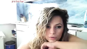 Секси девка Sexydea соблазняет огромной попой