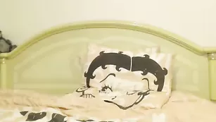 Двойная дрочка с черноволосой блядью Sextwoo