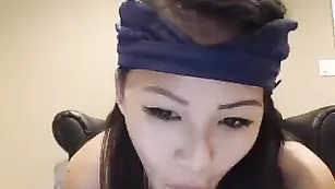 Смазливая азиатка Jakkychew1 трахнула пизду секс игрушками