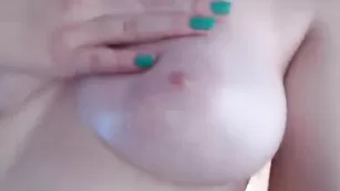 Восхитительная телка Mia_ford трогает свои прелести