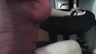 Похотливая самка Slutbabymx смачно мастурбирует пизду