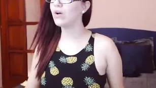 Сисястая красавица Hotsecretary облизывает сосочки