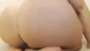 Аппетитная кобыла Voluptuosityxxx дрочит секс игрушкой