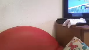 Шальная крошка Jullyenne4u ласкает бритые дырки