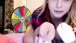 Очаровательная крошка Fetishpixie шалит с титьками