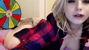 Очаровательная крошка Fetishpixie шалит с титьками