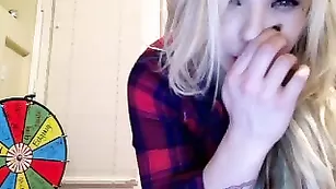 Очаровательная крошка Fetishpixie шалит с титьками