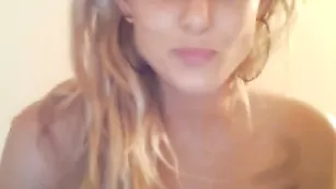 Светловолосая дева Leaxcam дрочит анал и вагину