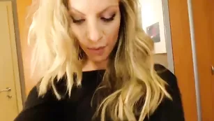 Светловолосая крошка Temptation82 страстно теребит киску