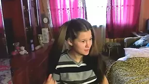Темноволосая малышка Sex7284 расчесывает волосы во фри