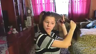 Темноволосая малышка Sex7284 расчесывает волосы во фри