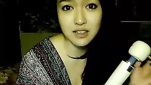 Строптивая малышка Zilla_x ласкает натуральные сиськи