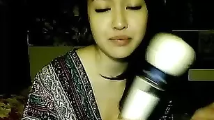 Строптивая малышка Zilla_x ласкает натуральные сиськи