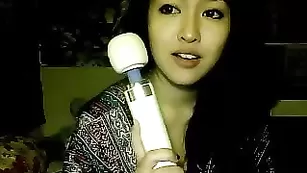 Строптивая малышка Zilla_x ласкает натуральные сиськи