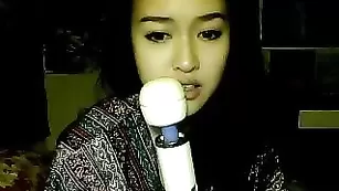 Строптивая малышка Zilla_x ласкает натуральные сиськи